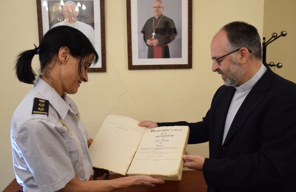 La Policía Nacional hace entrega al Obispado de Jaén de dos libros de un gran valor patrimonial e histórico-artístico 