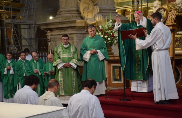 El Obispo confiere los Ministerios del Lectorado y Acolitado a cinco aspirantes al diaconado permanente