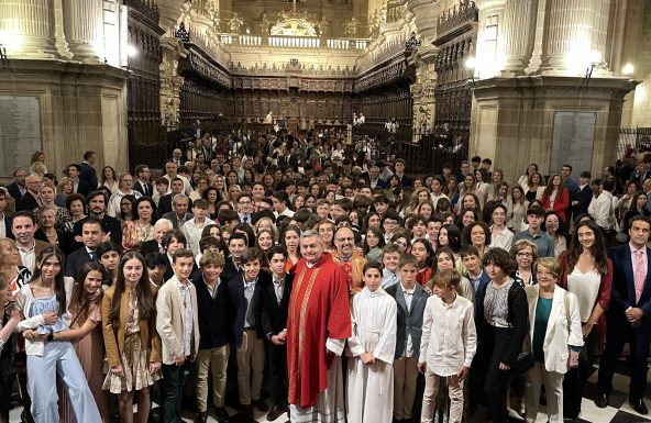 Un centenar de jóvenes y adultos de la parroquia de San Pedro Poveda de Jaén reciben el Sacramento de la Confirmación