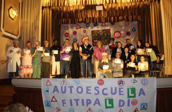 El Taller de Teatro del Hogar Santa Clara clausura el curso con el estreno de «Autoescuela Fitipaldi»