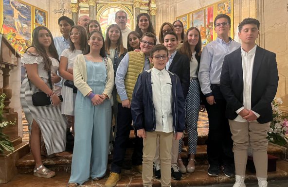 Una veintena de jóvenes reciben el Sacramento de la Confirmación en la Iglesia de las Angustias en Alcalá la Real