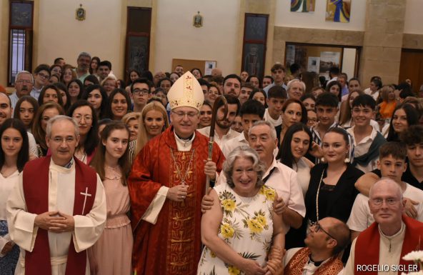 El Obispo administra el Sacramento de la Confirmación a 40 fieles en la Santa Cruz de Jaén