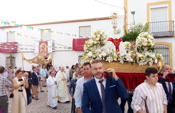 Monseñor Chico Martínez preside la celebración del Corpus Christi en Lopera