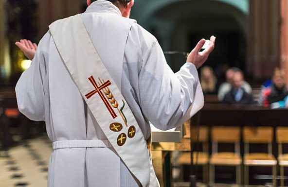 El Obispo instituye a cinco aspirantes a diáconos los ministerios del acolitado y el lectorado
