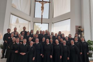 El Obispo preside la Eucaristía en la apertura del capítulo general de las Madres de los Desamparados