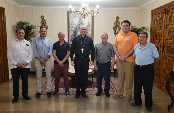 El Obispo se reúne con el nuevo consejo de Adoración Nocturna