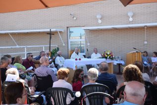 El Obispo celebra, con los mayores del residencia Altos del Jontoya, el día de los Abuelos