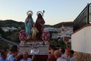 Grandiosa procesión de Gloria con la Sagrada Familia de Nazareth, patronos de las Casillas de Martos