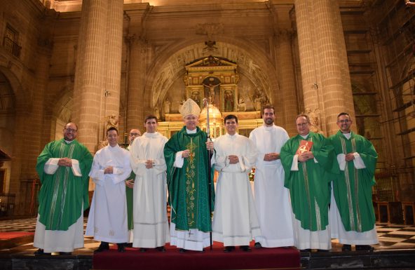 Cuatro seminaristas, instituidos como ministros al servicio de la Palabra y del Altar