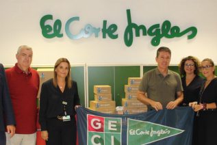 Los trabajadores de El Corte Inglés de Jaén donan material escolar a familias acompañadas por Cáritas