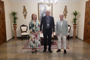 Don Sebastián recibe al Presidente y a la Hermana Mayor de la Matriz de la Virgen de la Cabeza