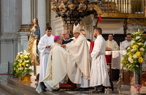 El Nuncio de Su Santidad en España impone el palio a Mons. Gil Tamayo, Arzobispo de nuestra Provincia Eclesiástica