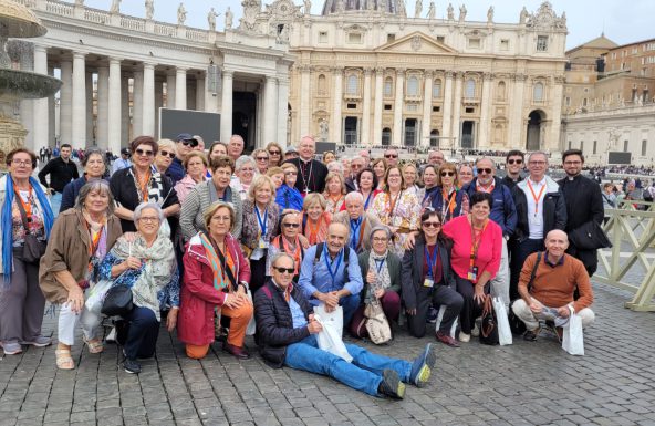 Los peregrinos jiennenses unidos como  Iglesia en Roma