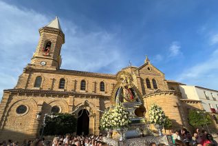 Alharilla recibe el cariño de una multitud de devotos en su procesión extraordinaria