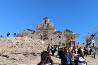 Jóvenes llegan, “alegres en la esperanza”, hasta las plantas de la Virgen de la Cabeza