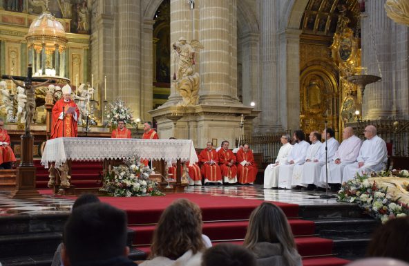 El Obispo preside la admisión a órdenes de seis aspirantes al diaconado permanente