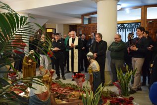 Los seminaristas cantan al Niño en el Belén del Obispado