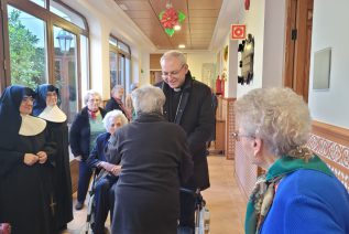 El Obispo visita la residencia de las Hermanitas de ancianos Desamparados de Torreperogil