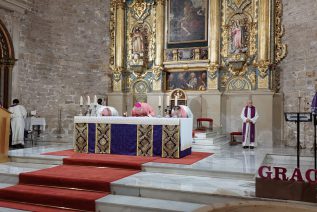 El Obispo bendice el recién restaurado retablo de Santa María de Torreperogil