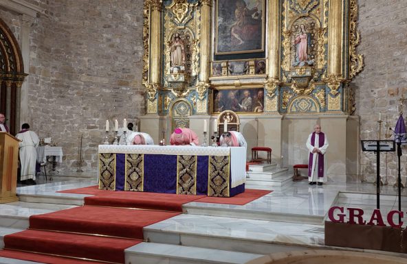 El Obispo bendice el recién restaurado retablo de Santa María de Torreperogil