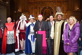 SS. MM. Los Reyes Magos adoran al Niño Dios, a su llegada a Jaén