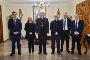 El Obispo se encuentra con la Junta de Gobierno de la Cofradía de Ntro. Padre Jesús