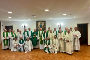 Sacerdotes diocesanos participan en una tanda de Ejercicios Espirituales