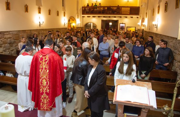 La parroquia de la Santa Cruz de Linares confirma en la fe a 42 fieles