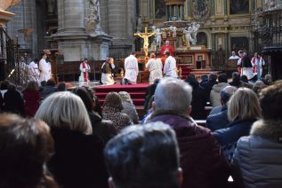 Los jiennenses adoran la Cruz de Cristo, símbolo de la salvación del mundo, en este Viernes Santo