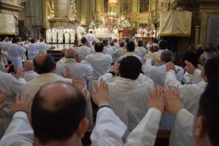 El presbiterio diocesano renueva las promesas en una Misa Crismal ante la presencia de tres obispos