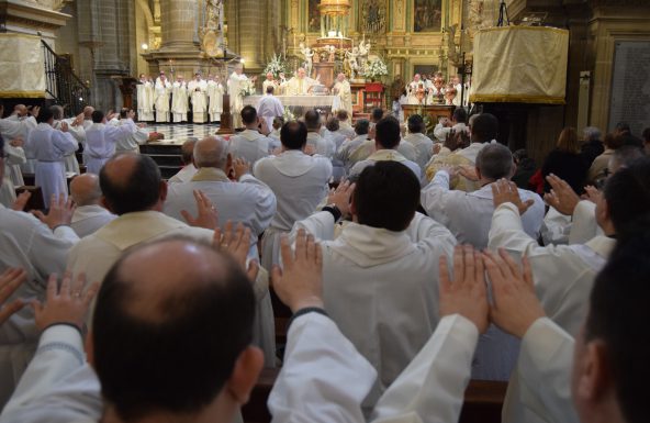 El presbiterio diocesano renueva las promesas en una Misa Crismal ante la presencia de tres obispos