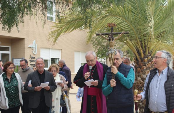 Los mayores de Altos del Jontoya se preparan, con un Vía Crucis, para la Semana Santa