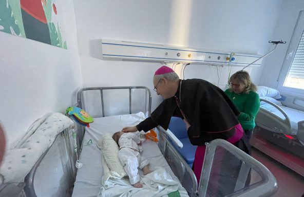 Don Sebastián visita a enfermos e impedidos durante otra de las jornadas de la Visita Pastoral en Linares