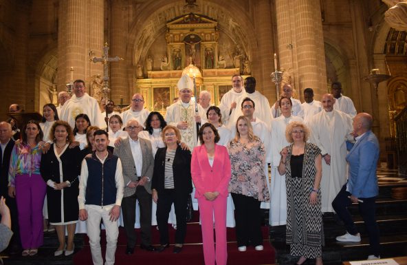 Opción por la fe: ocho adultos reciben los sacramentos de iniciación cristiana en la Catedral