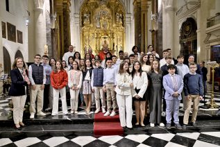 Una treintena de jóvenes y adultos reciben el Sacramento de la Confirmación en la parroquia de San Ildefonso de Jaén