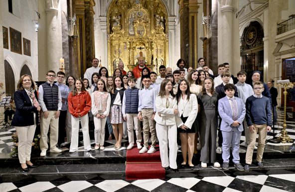 Una treintena de jóvenes y adultos reciben el Sacramento de la Confirmación en la parroquia de San Ildefonso de Jaén