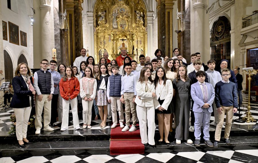 Una treintena de jóvenes y adultos reciben el Sacramento de la Confirmación en la parroquia de San Ildefonso de Jaén