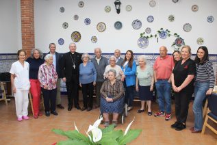 El Obispo de Jaén conoce el proyecto de atención a mayores de la Casa Hogar de Cáritas en Andújar