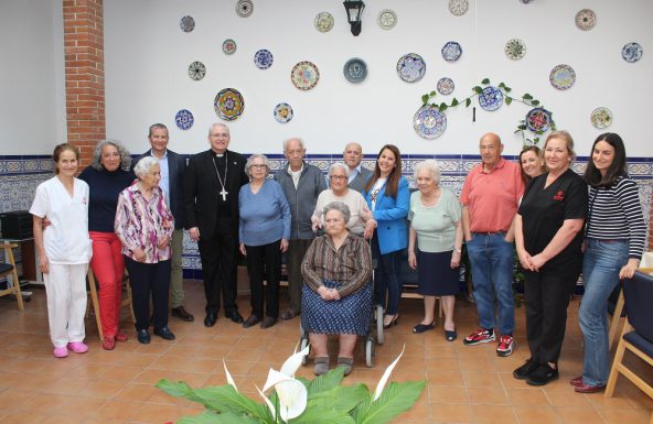 El Obispo de Jaén conoce el proyecto de atención a mayores de la Casa Hogar de Cáritas en Andújar