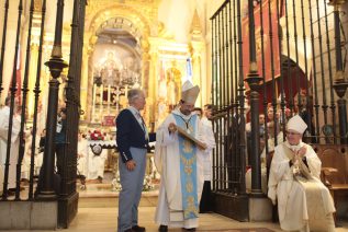 Miles de peregrinos participan en la Misa Pontifical de la Virgen de la Cabeza, presidida por el Cardenal Don José Cobo