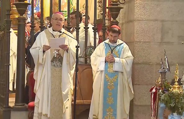 Miles de peregrinos participan en la Misa Pontifical de la Virgen de la Cabeza, presidida por el Cardenal Don José Cobo