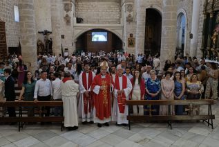 Fieles de Mancha Real reciben, de manos del Obispo, la efusión del Espíritu Santo