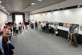 Las fotografías de más de un centenar de Círculos de Silencio se recogen en la exposición de la Delegación de Migraciones, inaugurada ayer