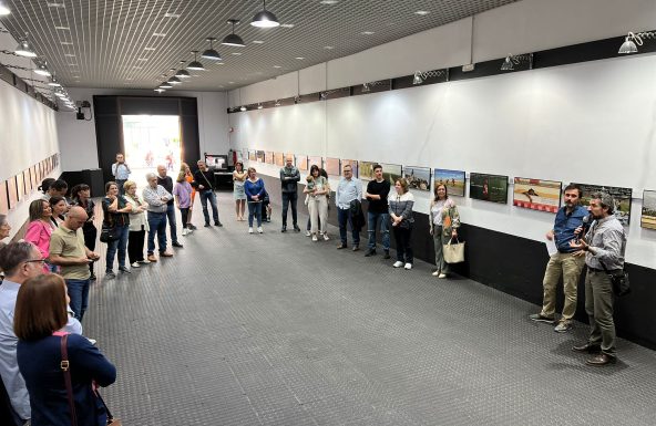 Las fotografías de más de un centenar de Círculos de Silencio se recogen en la exposición de la Delegación de Migraciones, inaugurada ayer