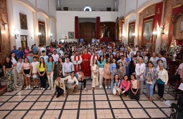 Santa Bárbara de Linares acoge la Confirmación en la fe de 64 fieles