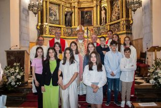 Doce adolescentes reciben el Sacramento de la Confirmación en la parroquia de San Bartolomé de Jaén