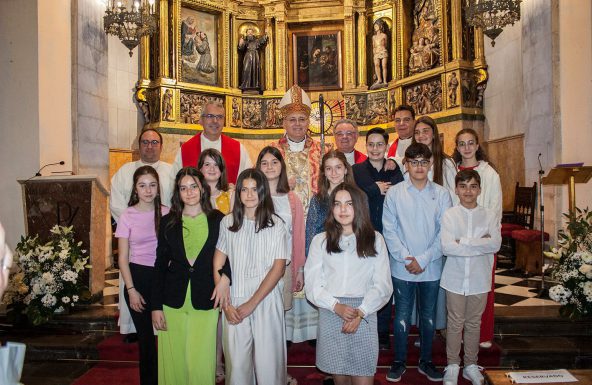 Doce adolescentes reciben el Sacramento de la Confirmación en la parroquia de San Bartolomé de Jaén