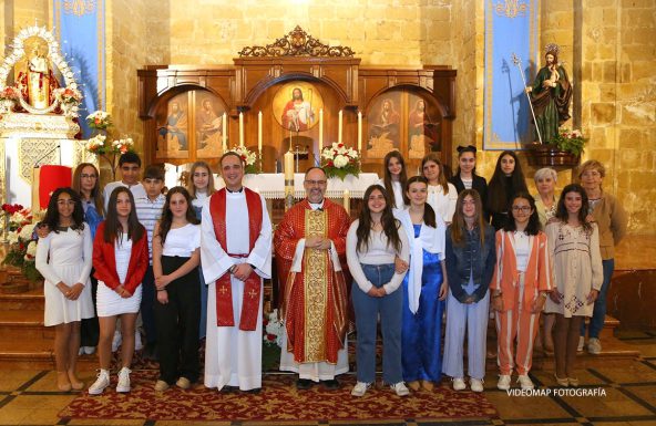 Una quincena de adolescentes recibe el Sacramento de la Confirmación en Castillo de Locubín