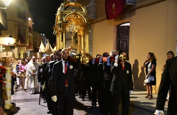 El Amor de los amores recorre las calles de Torredelcampo, durante la celebración de la Vigilia Diocesana de Espigas