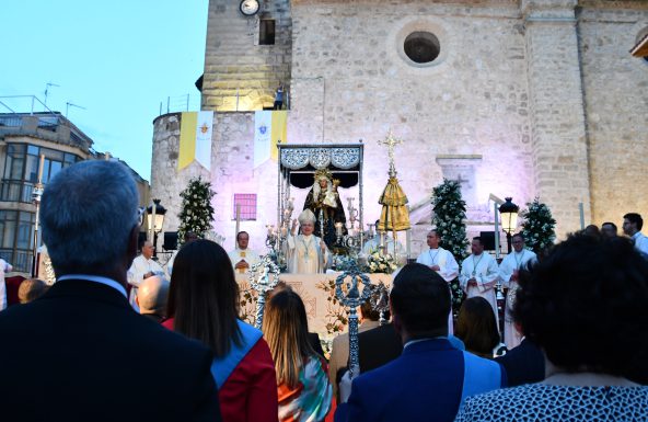 Santa Ana, patrona de Torredelcampo, recibe el bastón de mando como Alcaldesa Perpetua, ante miles de fieles y devotos